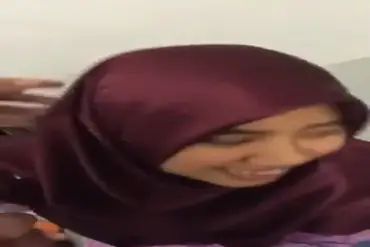 Bokep Jilbab Asisten Kantor Dipaksa Servis Mulut poster