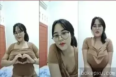 Chubby Gede Pamer Tetek Memek Tembem Basah Lumer WOT poster